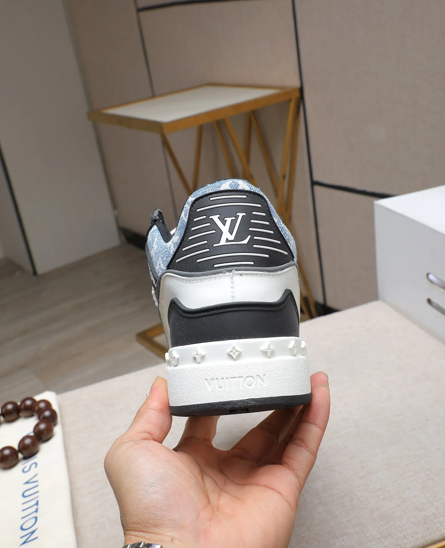 Men's men's shoes 💰640 LV are novel and fashionable, the uppers are made of imported cowhide, and they have a super trendy design! It’s eye-catching! The leather is soft, delicate, shiny and translucent, showing the ultimate hand-made craftsmanship, the tongue has the LV logo, and the mesh upper is soft, comfortable and breathable! Size: 38-44 (45 customized